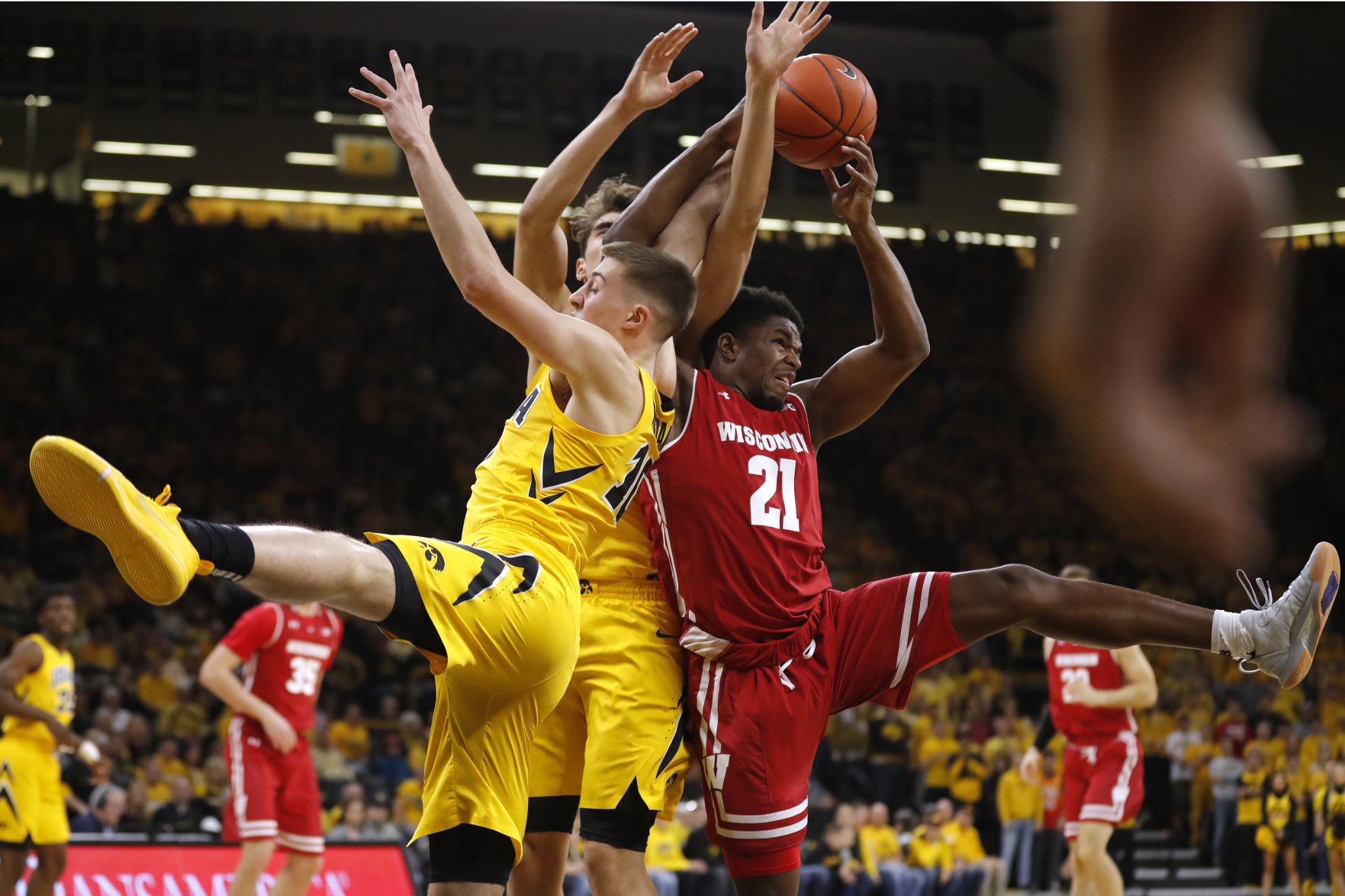 Badgers 72, Hawkeyes 66